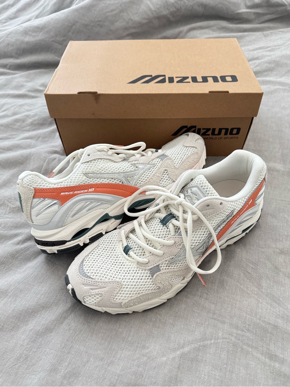 Mizuno Wave Rider 10 Suede Pack Unisex 9.5 Sneaker in Snow White / Dawn Blue NWT